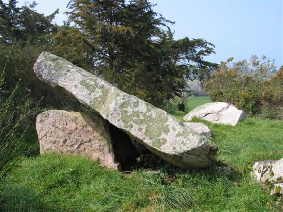 La dalle de couverture ; au fond le cap d'Erquy
