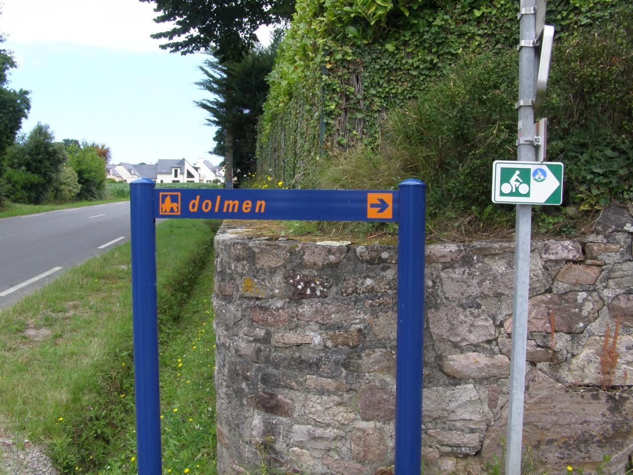 Route des Hôpitaux : indication voie verte et dolmen